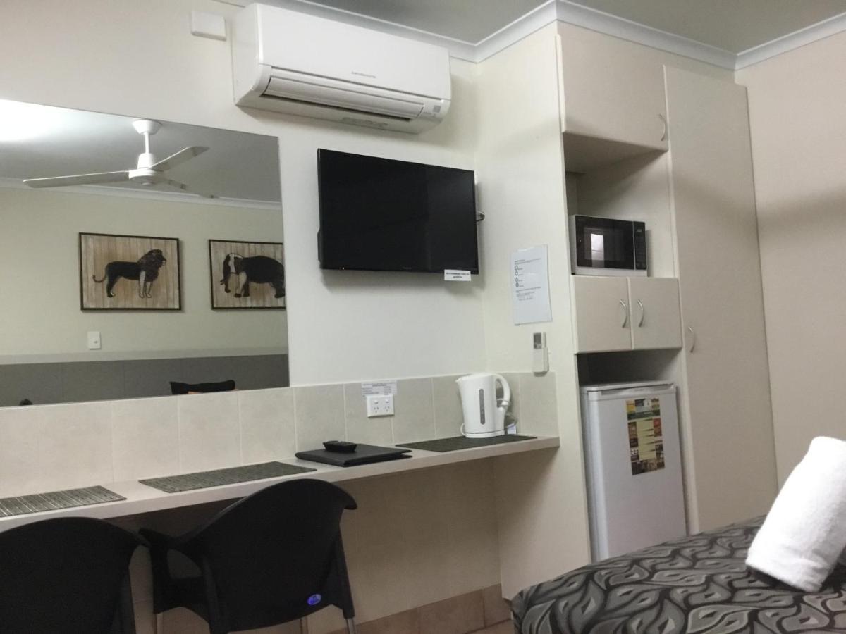 Golden Palms Motor Inn Bundaberg Exterior photo