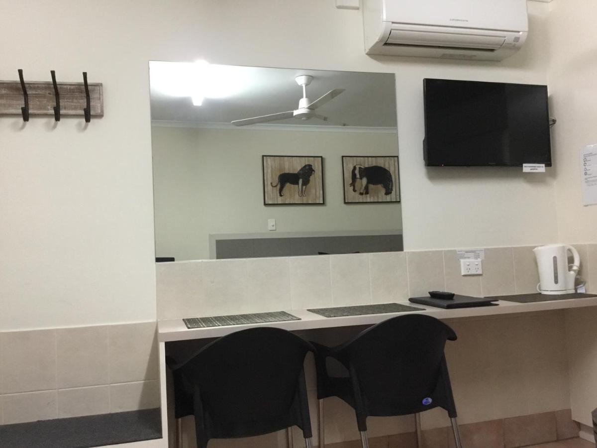 Golden Palms Motor Inn Bundaberg Exterior photo