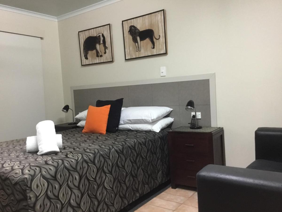 Golden Palms Motor Inn Bundaberg Exterior photo