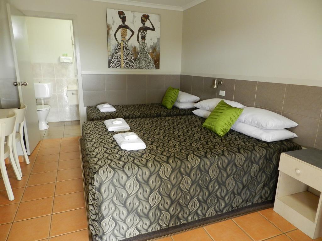 Golden Palms Motor Inn Bundaberg Exterior photo