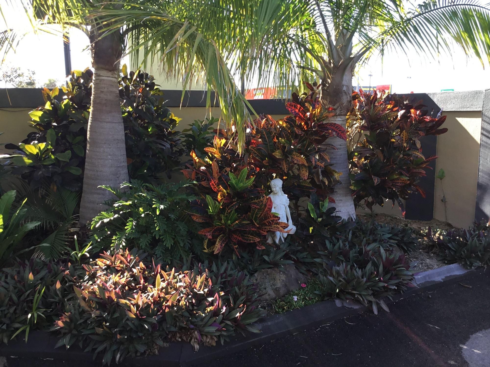 Golden Palms Motor Inn Bundaberg Exterior photo