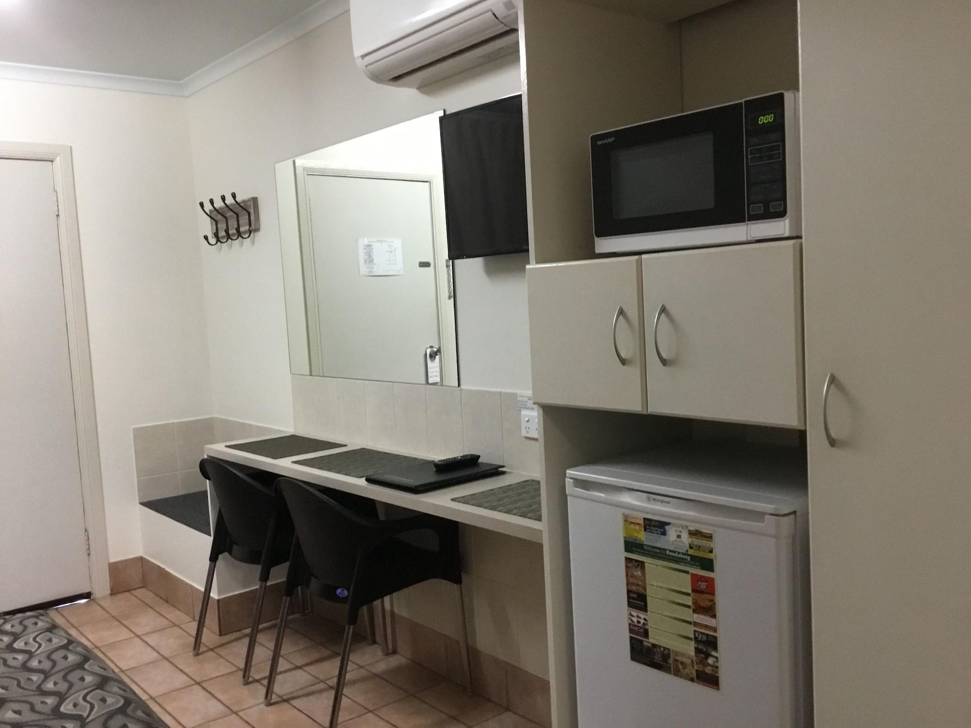 Golden Palms Motor Inn Bundaberg Exterior photo