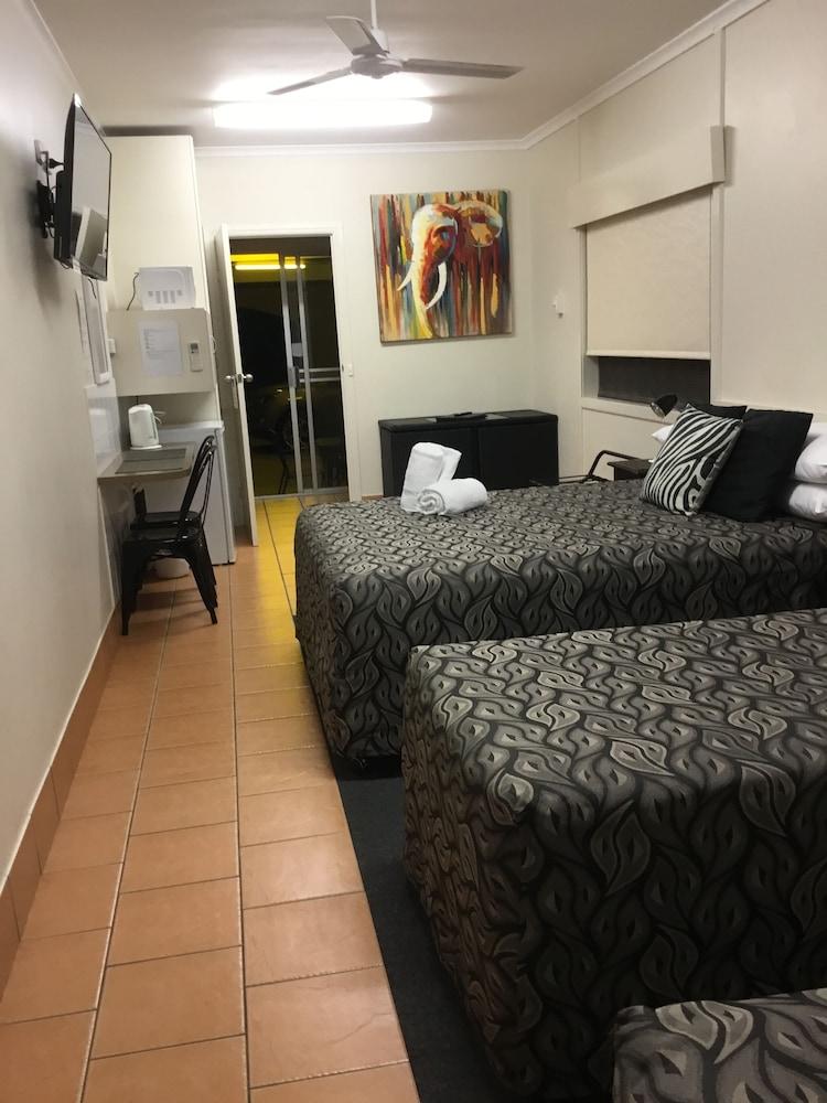 Golden Palms Motor Inn Bundaberg Exterior photo