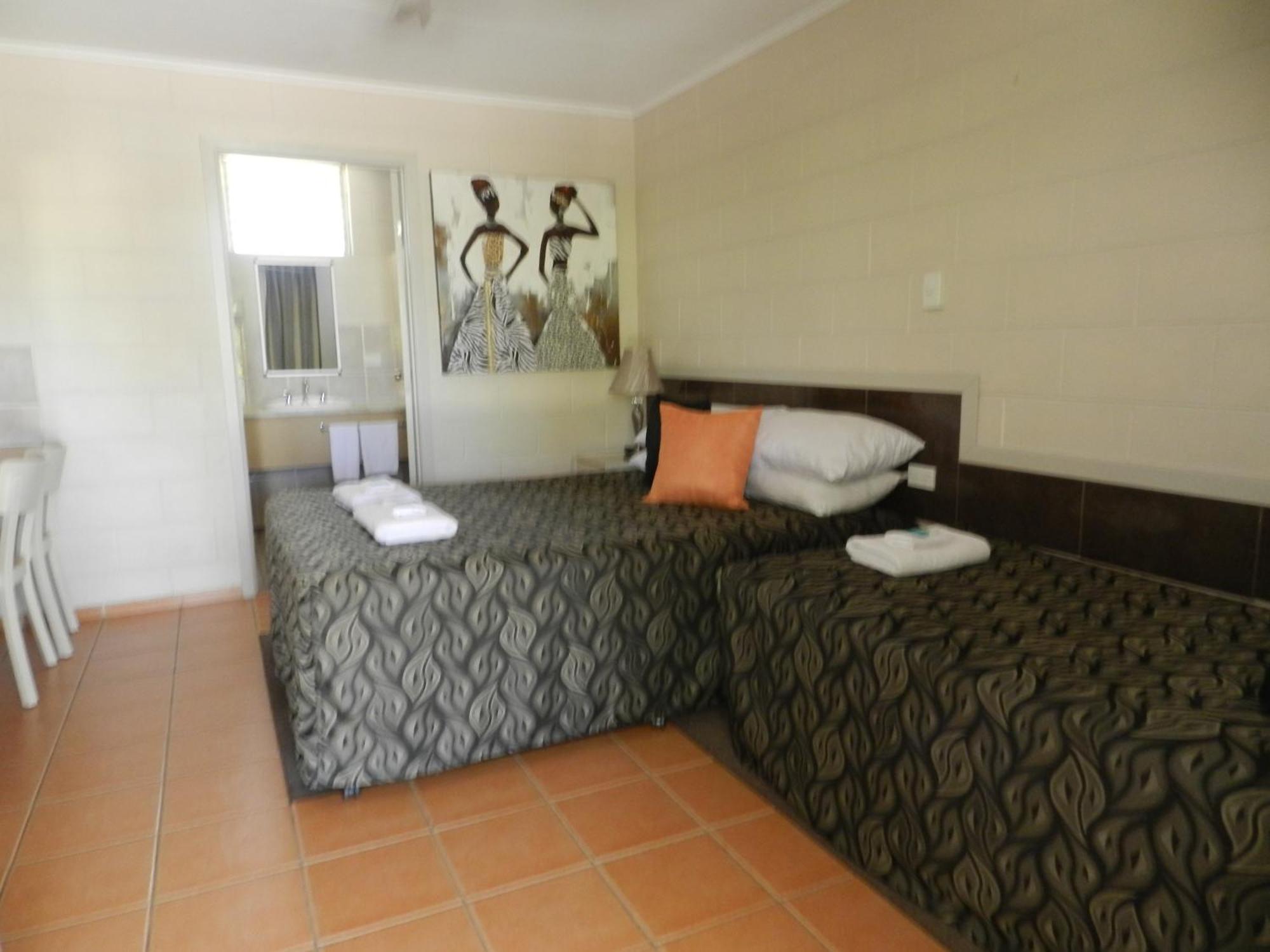 Golden Palms Motor Inn Bundaberg Room photo