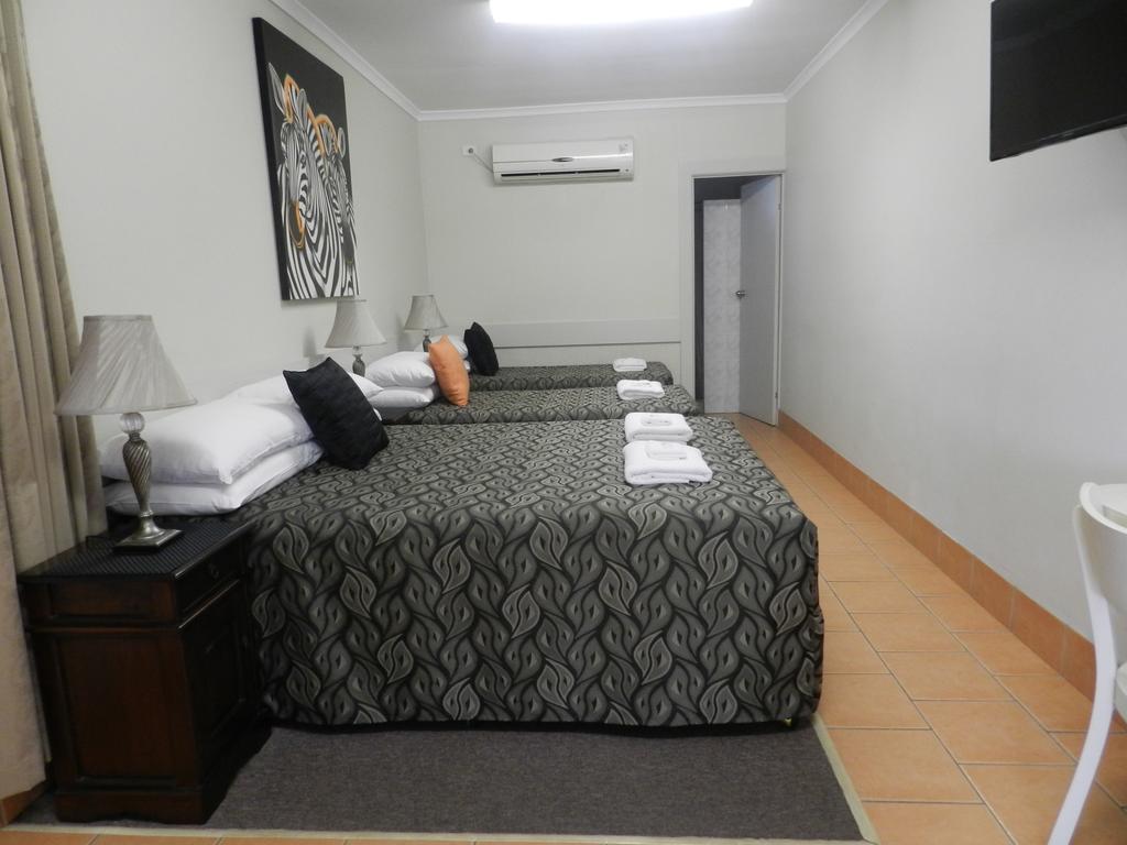 Golden Palms Motor Inn Bundaberg Exterior photo