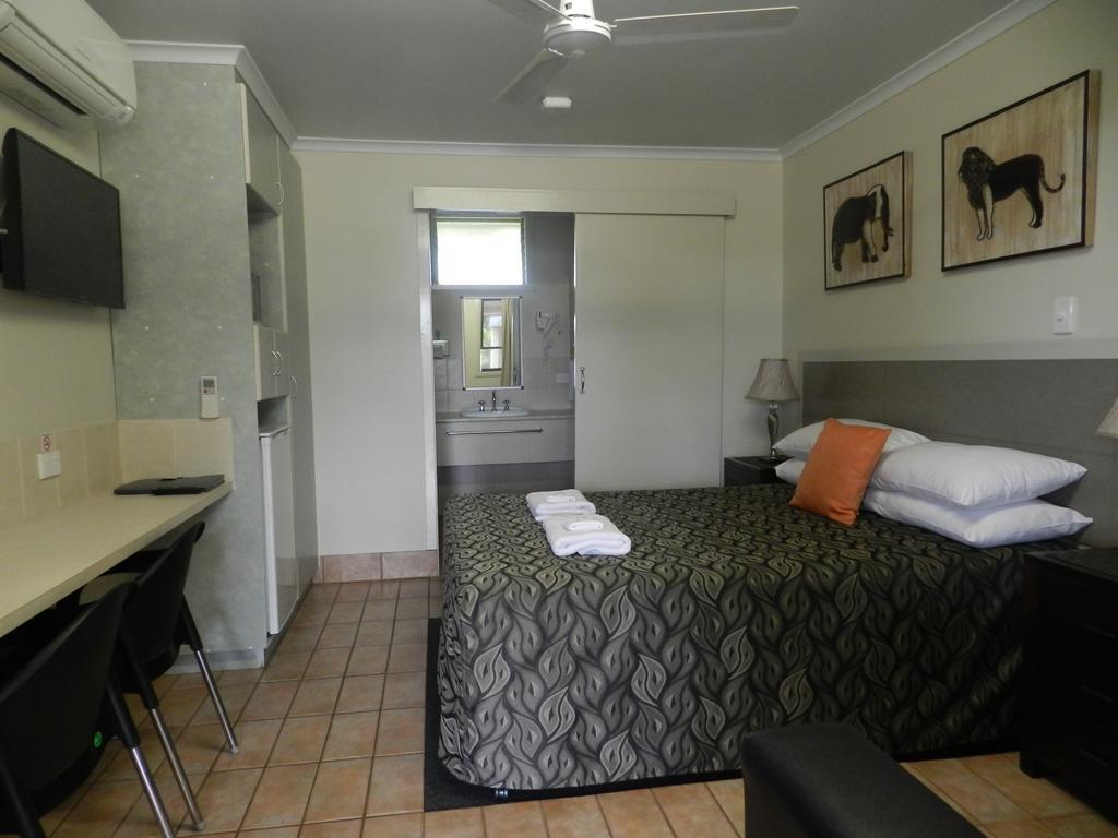 Golden Palms Motor Inn Bundaberg Exterior photo
