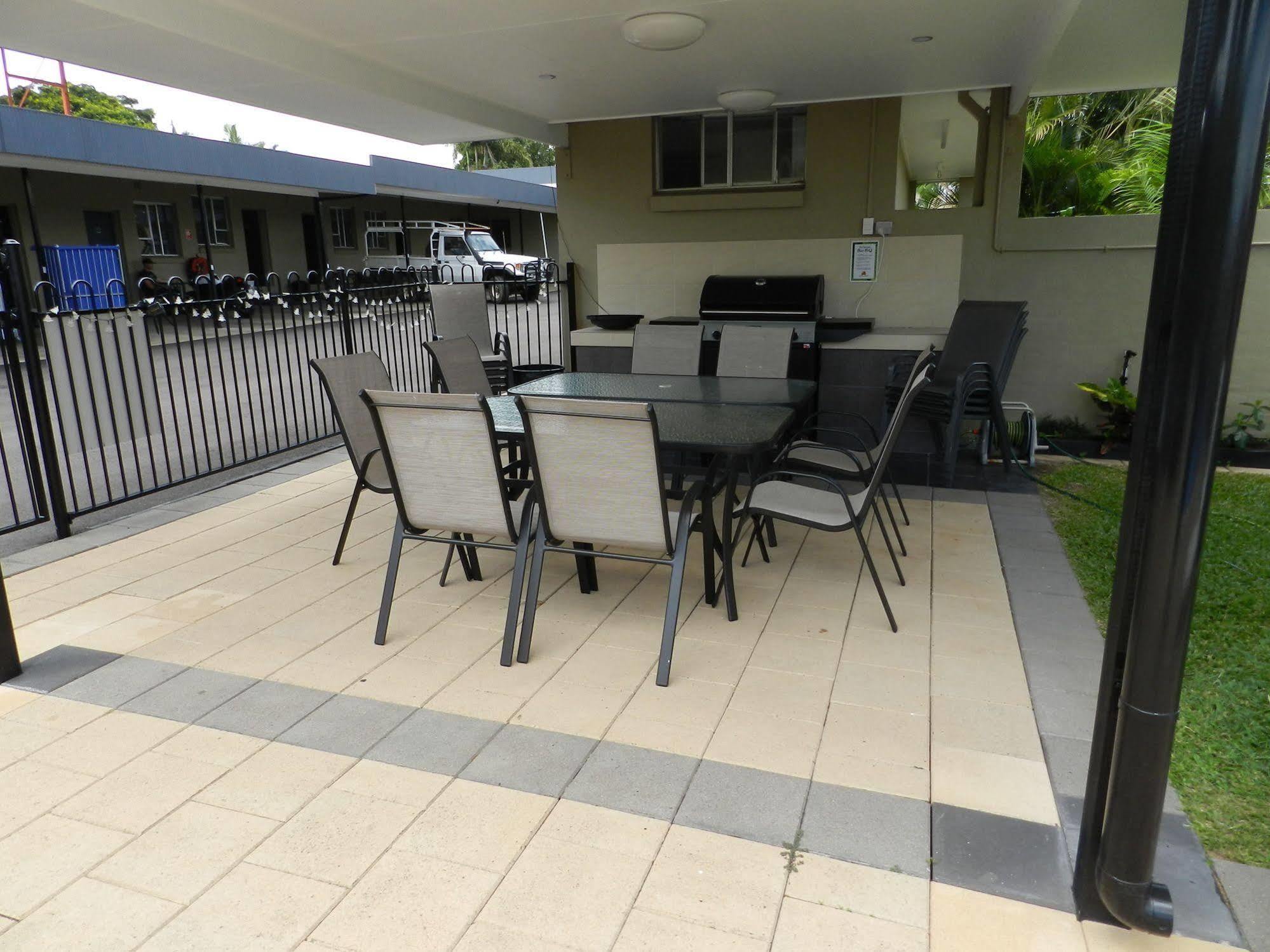 Golden Palms Motor Inn Bundaberg Exterior photo