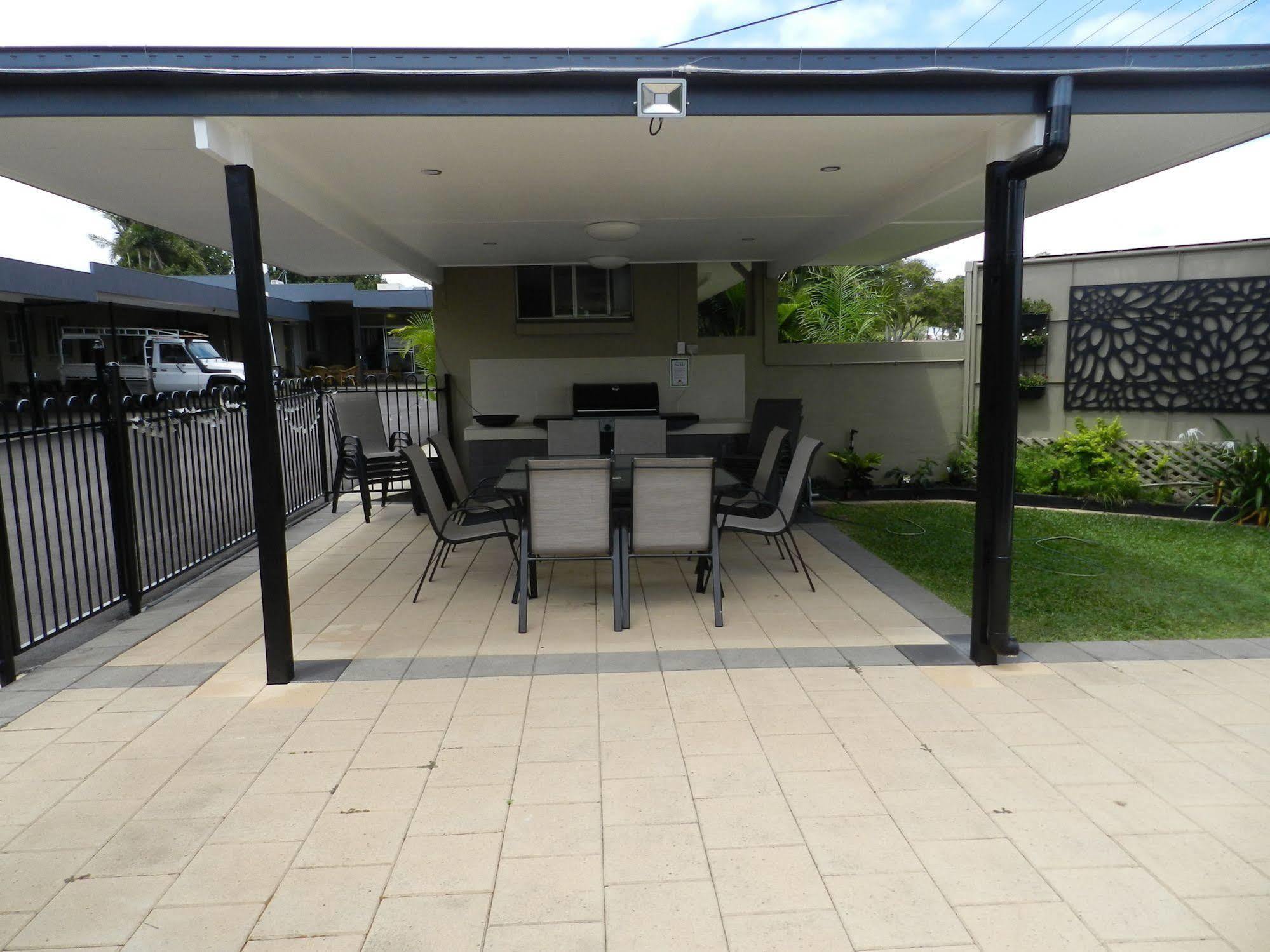 Golden Palms Motor Inn Bundaberg Exterior photo