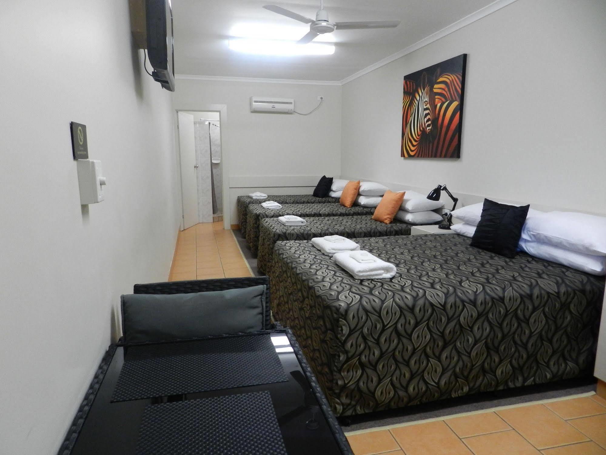 Golden Palms Motor Inn Bundaberg Exterior photo