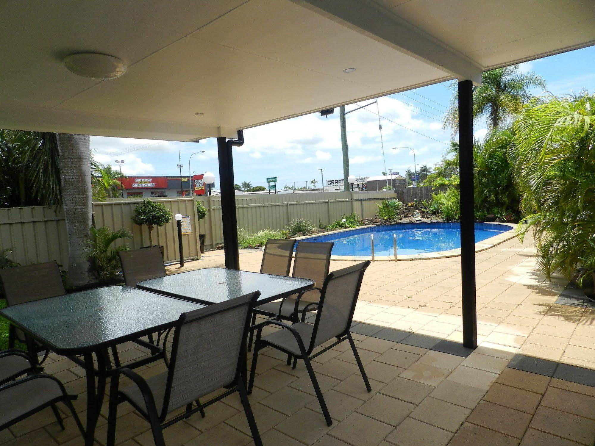 Golden Palms Motor Inn Bundaberg Exterior photo